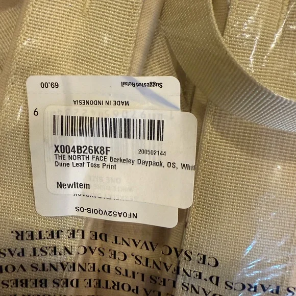 The North Face Berkeley Daypack in White Dune Leaf Toss Print- NWT - Picture 5 of 6